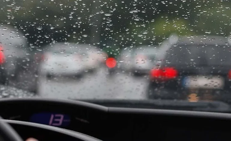 نصائح ثمينة لقيادة المركبة تحت هطول الأمطار