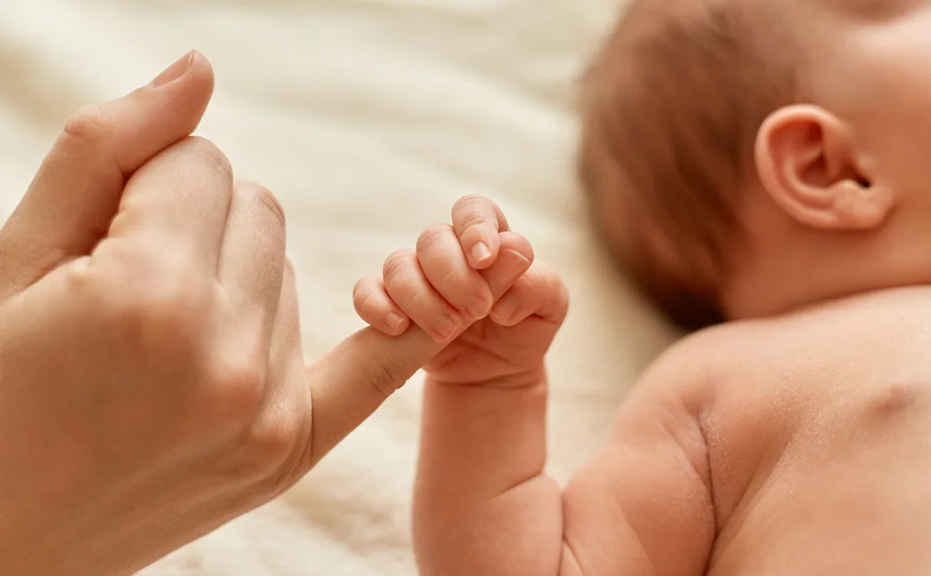 هل ترضعين مولودك الجديد لينام نصائح للتوقف عن ذلك 