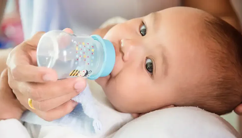 أسباب توقّف طفلك عن الرضاعة الطبيعية من دون سابق إنذار