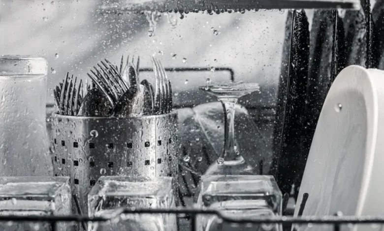 كيفية تنظيف جلاية الأطباق بـ 3 خطوات سريعة