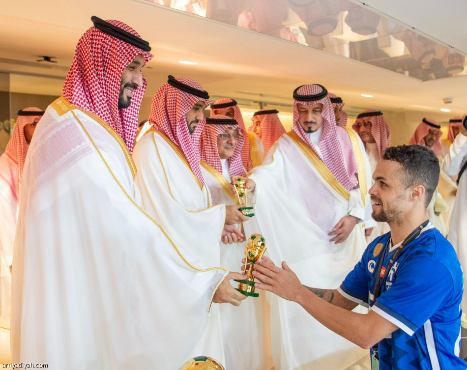 نيابة عن خادم الحرمين الشريفين سمو ولي العهد يتوج الهلال بكأس الملك