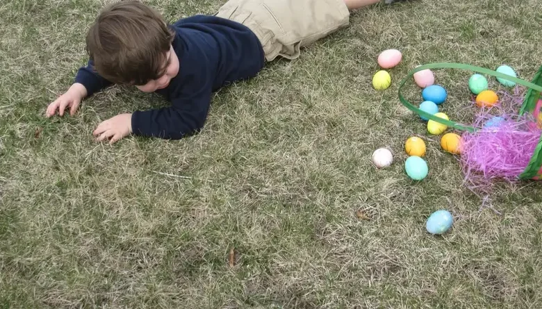 ماذا يعني استفراغ الطفل بعد سقوطه؟