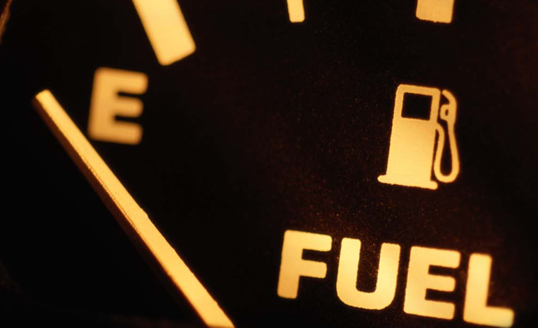 هل القيادة بخزان وقود شبه فارغ ضار بالسيارة؟