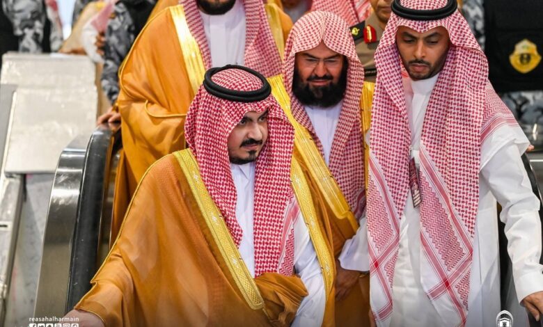 نيابة عن خادم الحرمين.. نائب أمير مكة يتشرف بغسل الكعبة