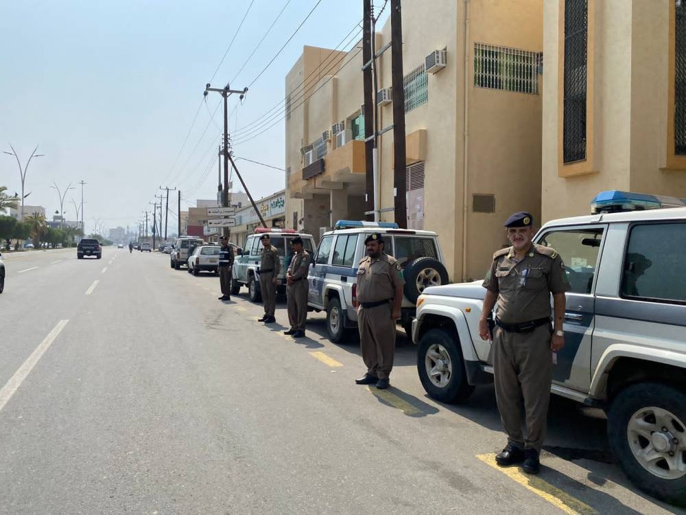 محافظ قلوة يتقدم المصلين على شهيد الواجب الزهراني