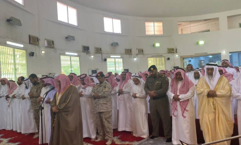 محافظ قلوة يتقدم المصلين على شهيد الواجب الزهراني