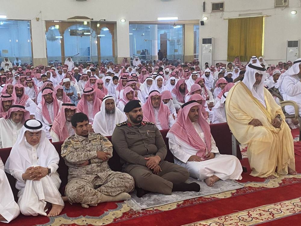 محافظ قلوة يتقدم المصلين على شهيد الواجب الزهراني