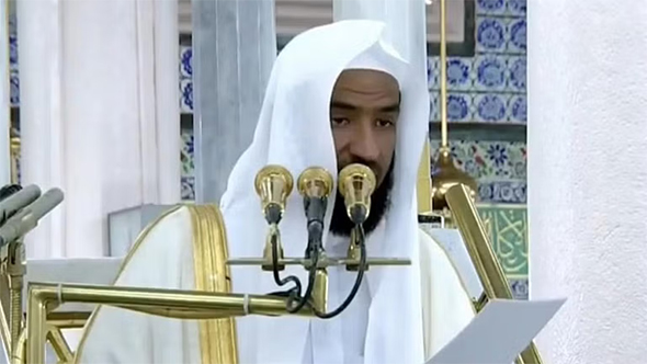 إمام المسجد النبوي الصراع بين الإيمان والكفر سنة ربانية وقد يبطئ النصر على المؤمنين