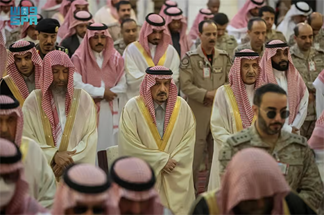أمير الرياض يؤدي صلاة الميت على الأمير طلال بن عبدالعزيز بن بندر بن عبدالعزيز آل سعود وماجد بن مطر بن جزاء العتيبي