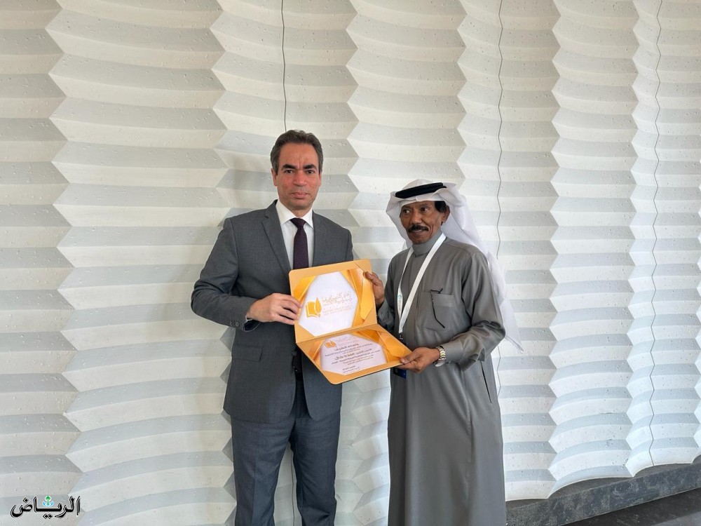 اتحاد كتاب أفريقيا وآسيا يمنح وسام الشرف للأديب السعودي عبده خال الحائز علي جائزة البوكر 