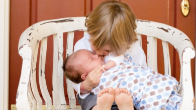 كيف أتعامل مع طفلي الأول عند قدوم مولود جديد؟