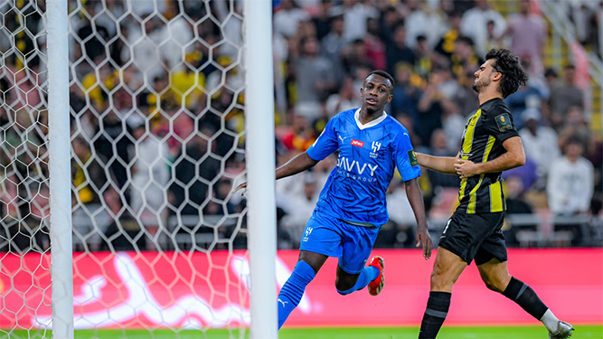 الهلال يقهر النقص والاتحاد ويعبر إلى نهائي أغلى الكؤوس