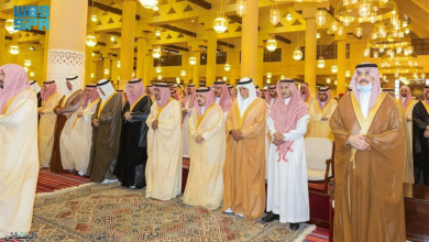 أمير الرياض يؤدي صلاة الميت على الأمير بدر بن عبدالمحسن -رحمه الله-