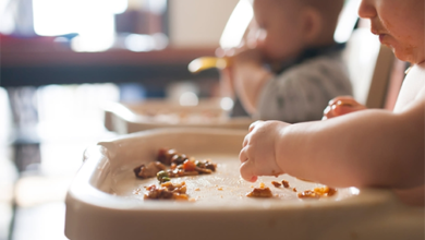 طعام الرضيع: الأطعمة المسموحة للرضع حسب العمر