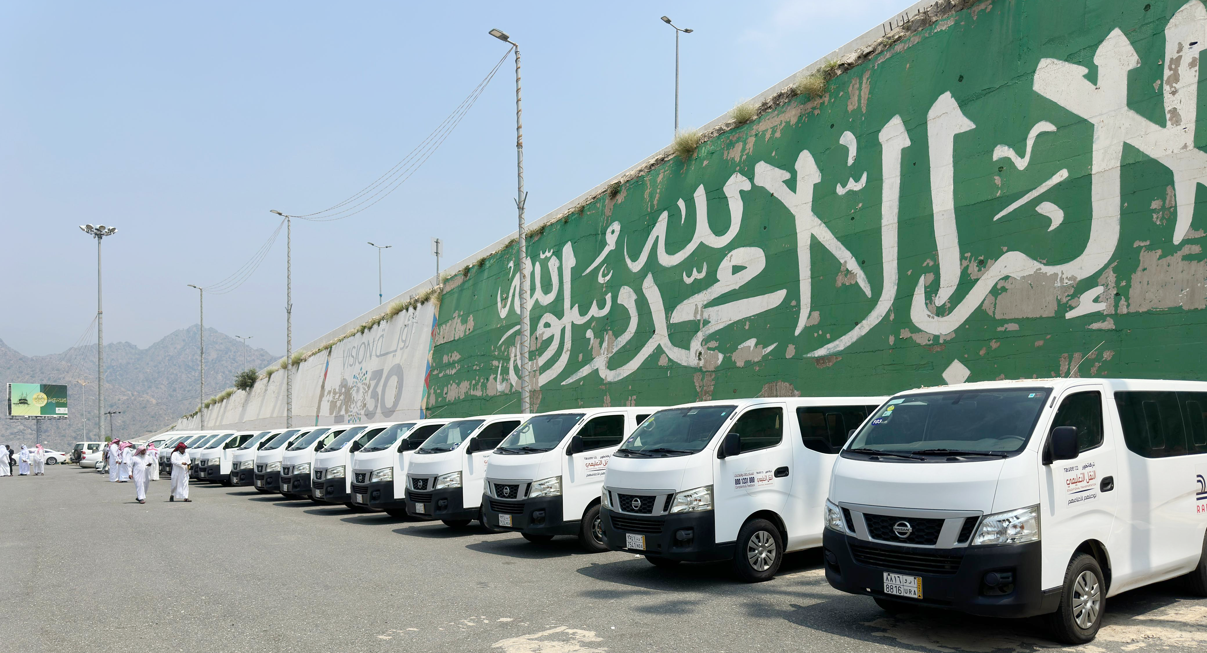 محافظ فيفاء يدشن خدمة النقل المدرسي