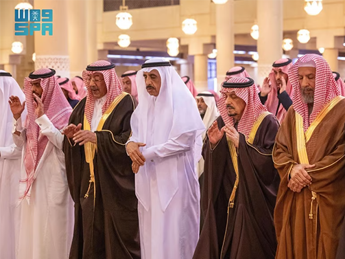 أمير الرياض يؤدي صلاة الميت على الأمير عبدالعزيز بن خالد بن عبدالله