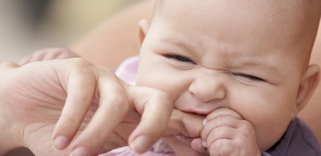 اسباب العض عند الاطفال: أسهل طريقة لتخليصه من هذه العادة!