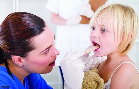 العناية بالطفل بعد عملية اللوز