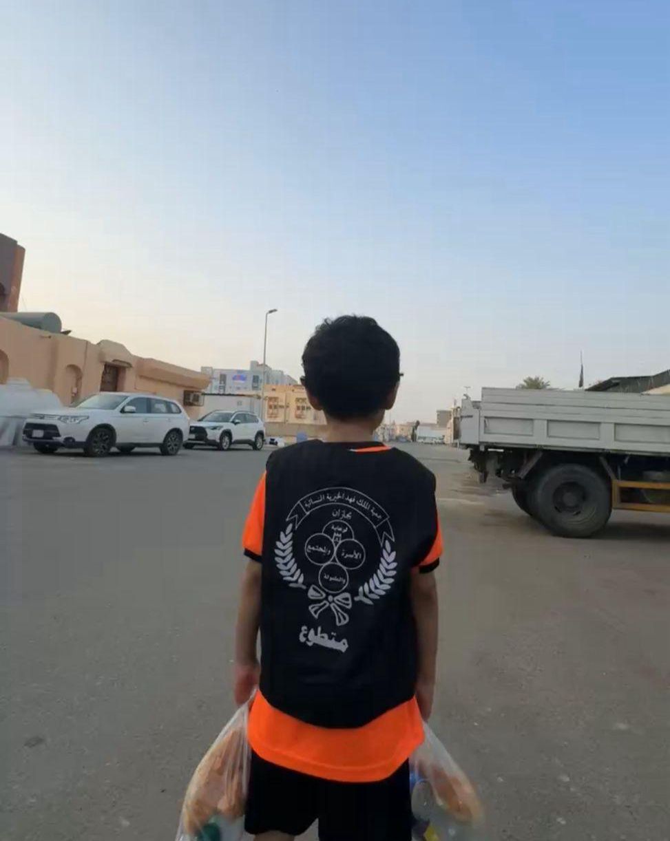 أطفال جمعية الملك فهد الخيرية بجازان يتطوعون لتقديم وجبات الإفطار للصائمين