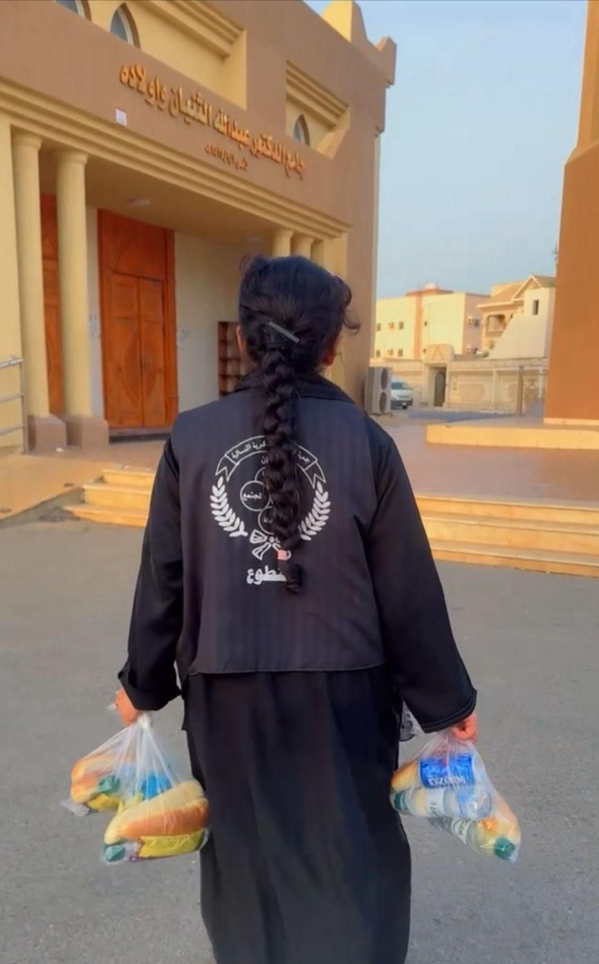 أطفال جمعية الملك فهد الخيرية بجازان يتطوعون لتقديم وجبات الإفطار للصائمين
