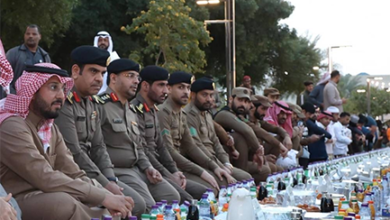 محافظ الخرج يشارك رجال الأمن وجبة الإفطار في الميدان