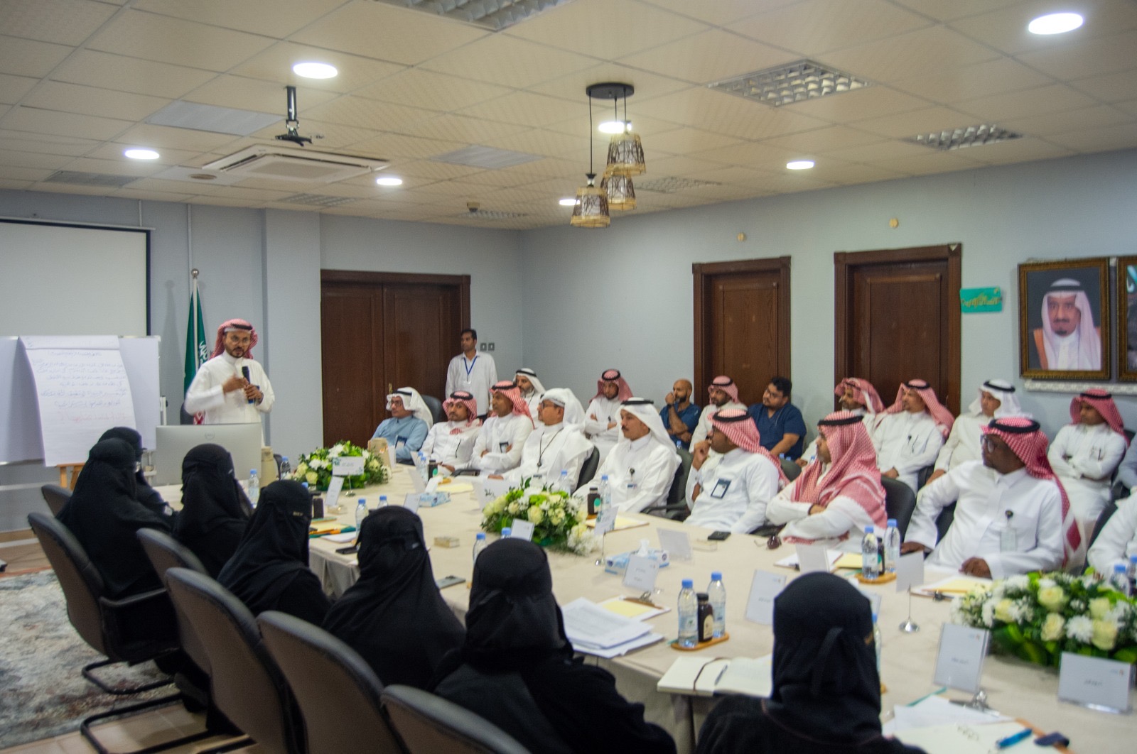 مدير عام فرع الموارد البشرية والتنمية الاجتماعية بجازان يقدم ورشة عمل عن اهمية التخطيط التنفيذي لجميع الادارات التابعة للفرع وربطها برؤية الوزارة واهدافها الاستراتيجية. 