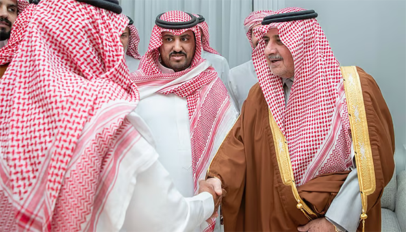 أمير تبوك يعزي أبناء جارالله القحطاني في وفاة والدهم