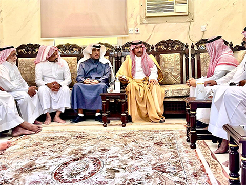 محافظ الطوال يقوم بزيارة تعزية ومواساة لأسرة المرحوم الشيخ عبدالرحمن بن حسين النجمي