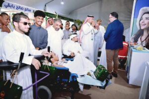 اللجنة المنظمة لمهرجان المانجو تستقبل منسوبي التأهيل الشامل بجازان وتقدم لهم الهدايا