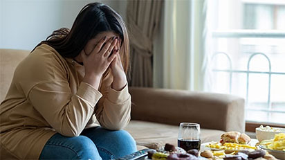 حين يجعلك التوتر تُفرِط في تناول الطعام !.. دراسة أمريكية تكشف السبب الخفي
