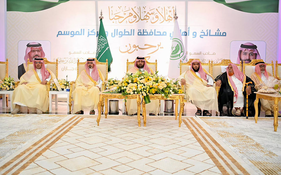 أمير جازان ونائبه يلتقيان مشايخ محافظة الطوال وأهاليها