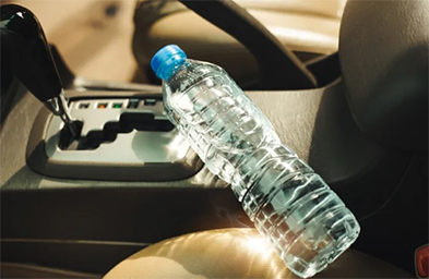 علب المياه قنبلة موقوتة في سيارتك