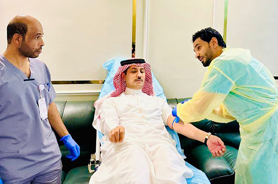 محافظ الحرث يشارك بحملة ولي العهد للتبرع بالدم تحت شعار "اقتداء وعطاء"