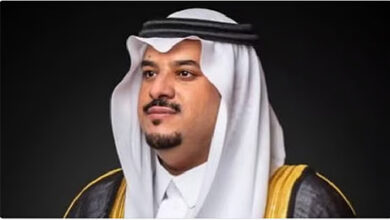 نائب أمير الرياض يطمئن على شاب أنقذ العشرات من مركبة محترقة بجوار محطة وقود