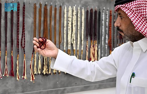 السبحة.. تراثٌ متجذّرٌ وحرفة حاضرة في أسواق القصيم