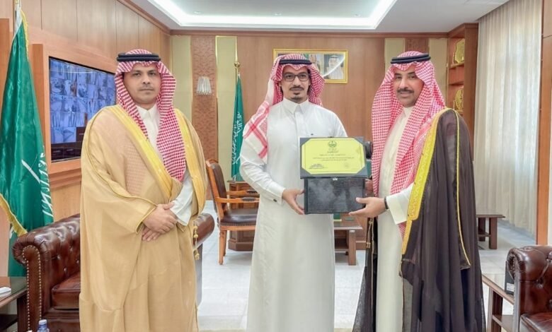 محافظ صبيا يكرم رئيس بلدية العالية