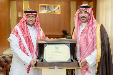 محافظ صبيا يكرم مدير تعليم صبيا د عثمان المسملي.