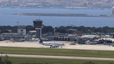 طائرة تدور في الجو بسبب نوم مراقب جوي