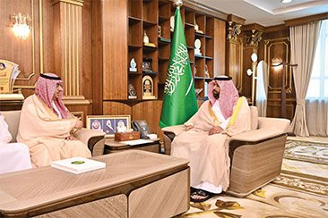 أمير جازان يطلع على مشروعات البيئة والمياه