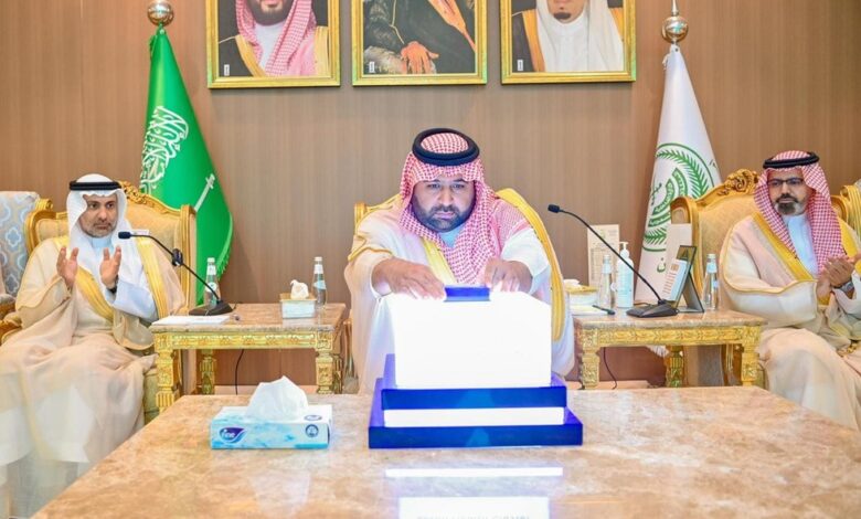 أمير منطقة جازان يتسلّم شهادة اعتماد محافظة العارضة "مدينة صحية"