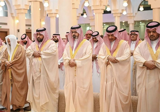 أمير منطقة جازان ونائبه يؤديان صلاة الاستسقاء مع جموع المصلين.