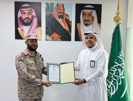 قائد قوة جازان اللواءالركن خميس الزهراني يكرم مدير مستشفى صامطة جبريل مهاجر