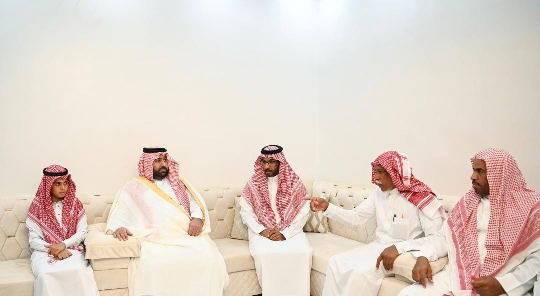 أمير منطقة جازان يقدّم العزاء والمواساة لأسرة المحنشي