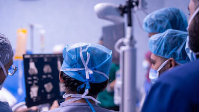 عمليات روبوتية دقيقة تُعزّز نجاح استبدال مفصل الركبة في الدمام الطبي