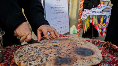 جناح الباحة في واحة الأمن بمهرجان الملك عبد العزيز للإبل يقدّم “خبز المقناة” رمزًا للكرم والضيافة