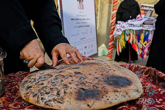 جناح الباحة في واحة الأمن بمهرجان الملك عبد العزيز للإبل يقدّم “خبز المقناة” رمزًا للكرم والضيافة