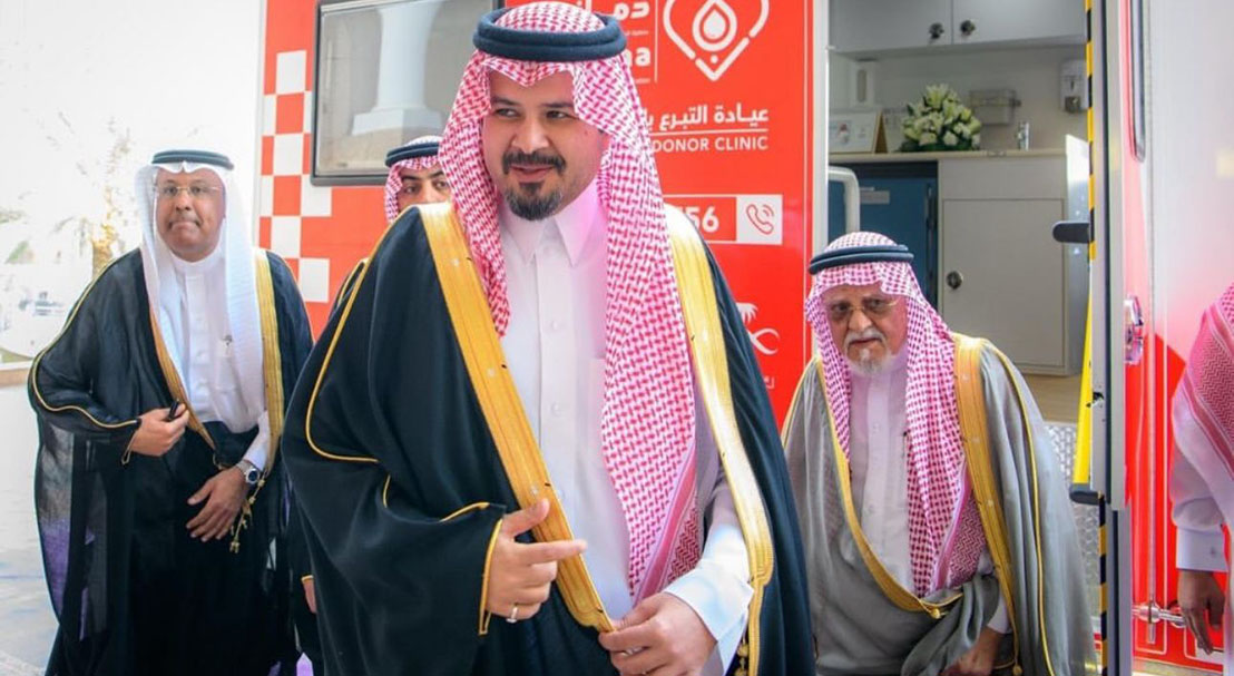 أمير منطقة المدينة المنورة يدشّن العيادات المتنقلة للتبرّع بالدم.
