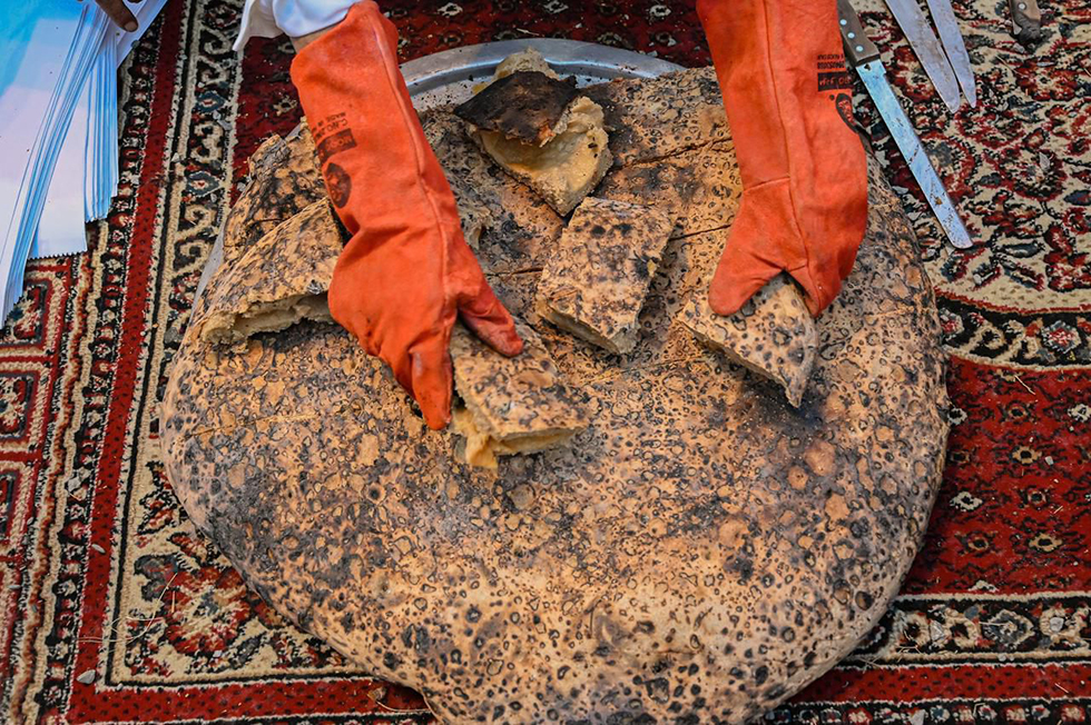 جناح الباحة في واحة الأمن بمهرجان الملك عبد العزيز للإبل يقدّم “خبز المقناة” رمزًا للكرم والضيافة