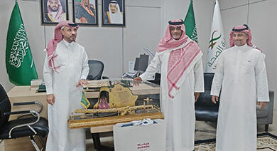 النعمي يكرم المتقاعد بصحة جازان