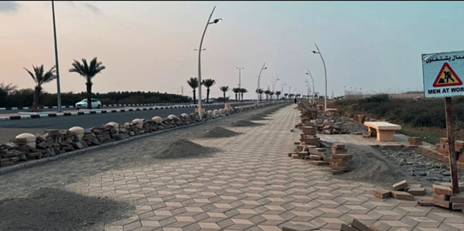 بلدية محافظة العارضة تواصل جهودها في تحسين الممشى وتهيئته